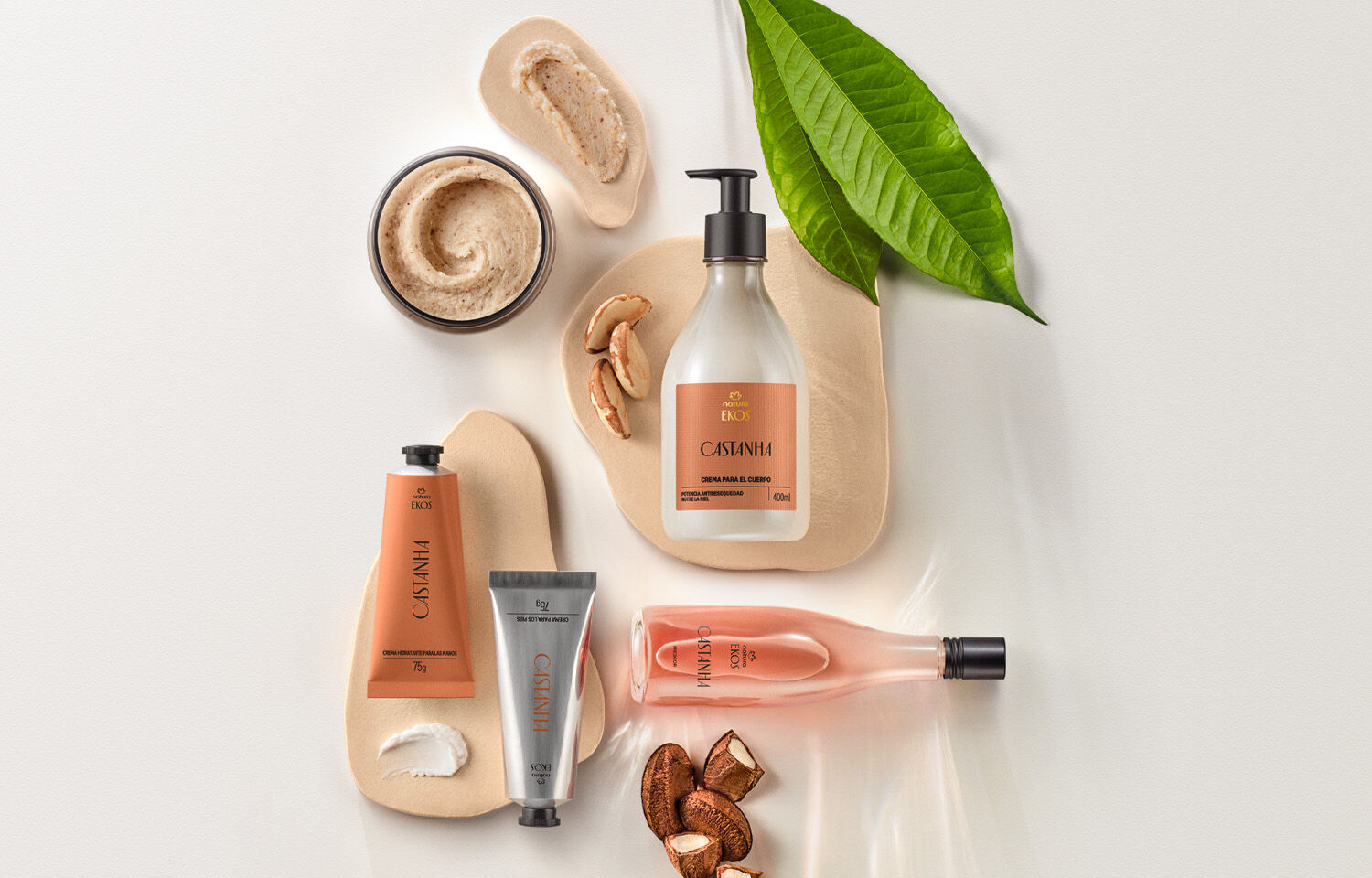 Cremas y productos Natura Ekos Castaña en una composición de cuidado personal